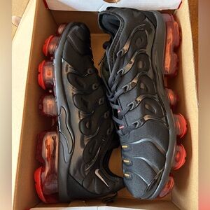 Nike Men's Black and Red Vapor Max men’s size 10